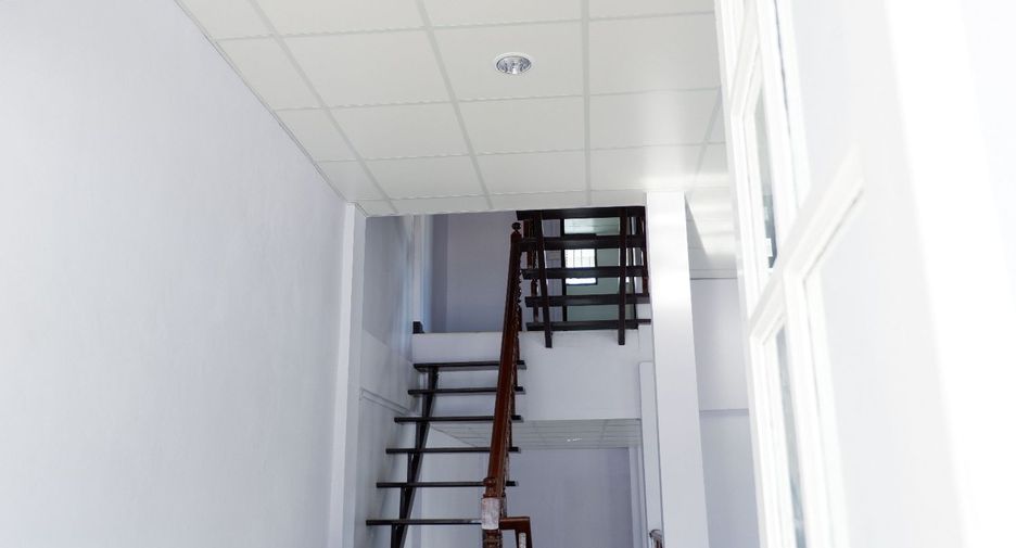 For rent 4 bedrooms townhouse in Bangkok Noi, Bangkok