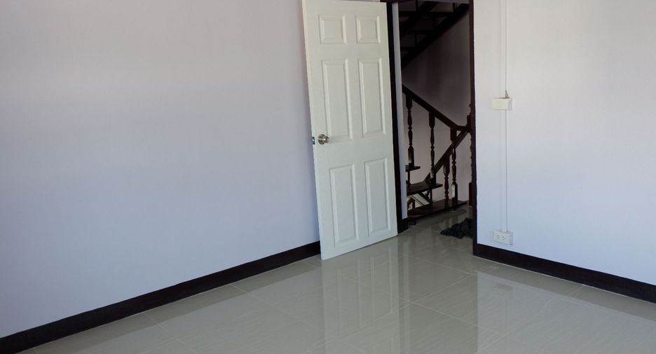 For rent 4 bedrooms townhouse in Bangkok Noi, Bangkok