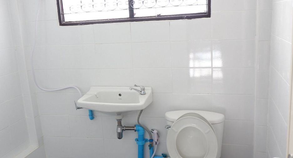 For rent 4 bedrooms townhouse in Bangkok Noi, Bangkok