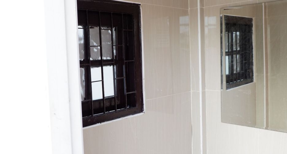 For rent 4 bedrooms townhouse in Bangkok Noi, Bangkok