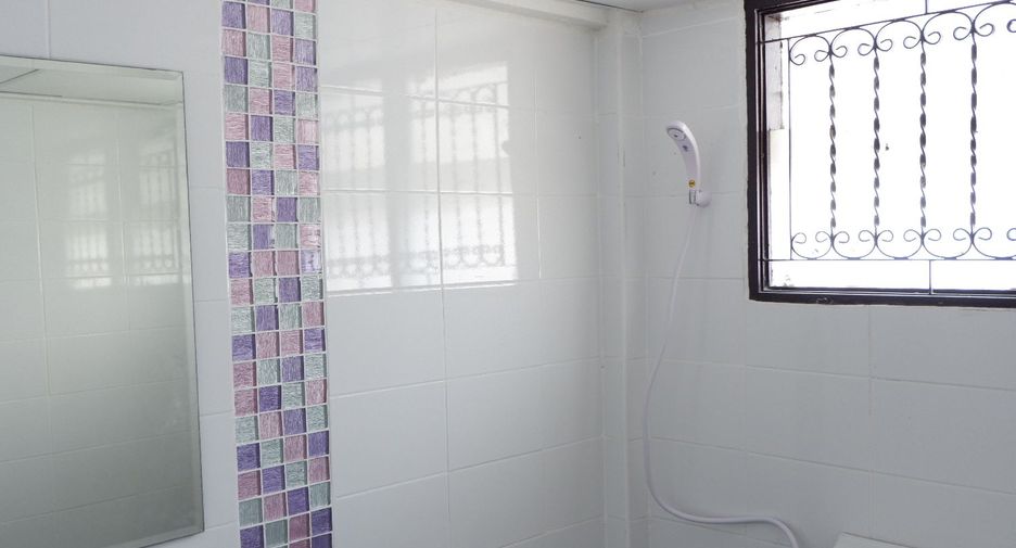 For rent 4 bedrooms townhouse in Bangkok Noi, Bangkok
