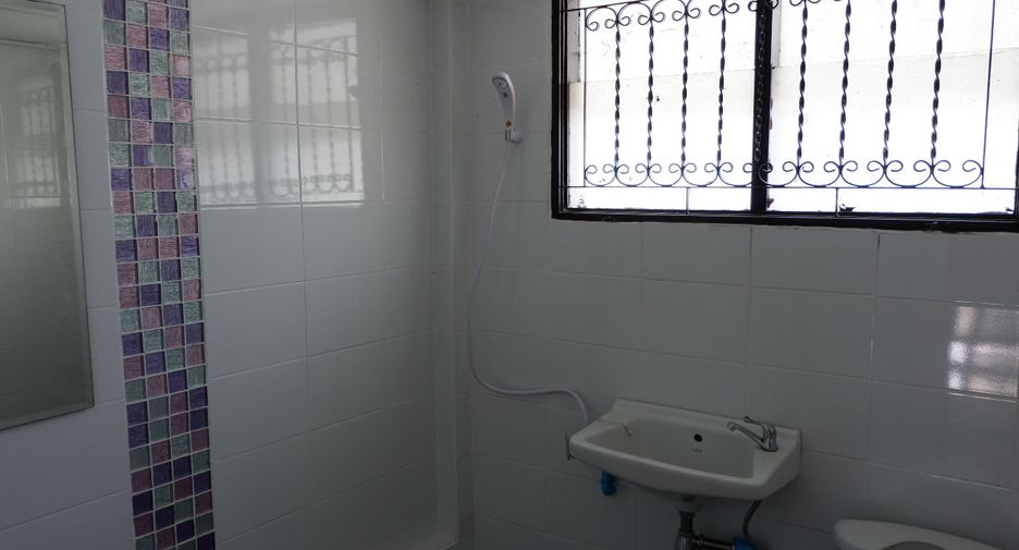For rent 4 bedrooms townhouse in Bangkok Noi, Bangkok
