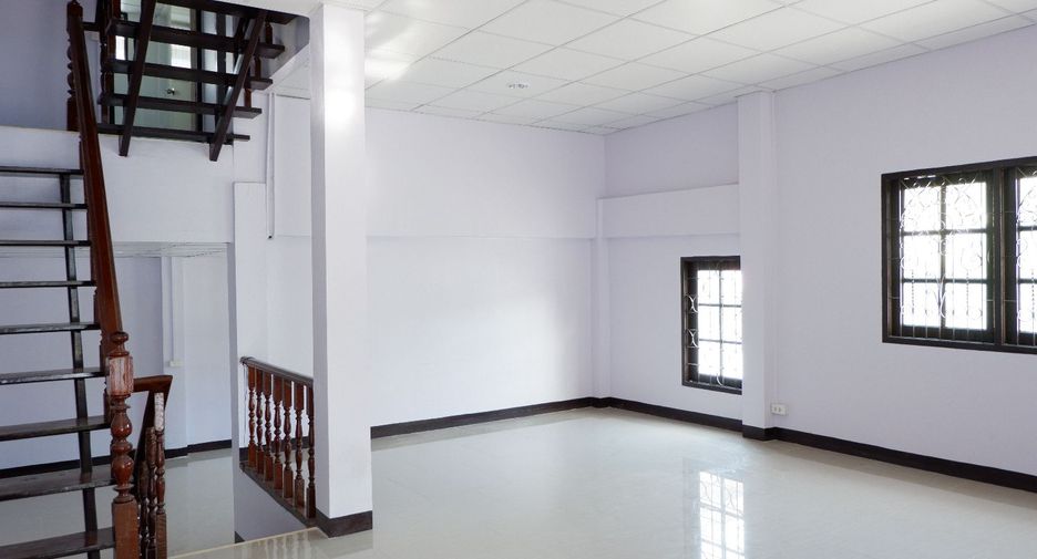 For rent 4 bedrooms townhouse in Bangkok Noi, Bangkok