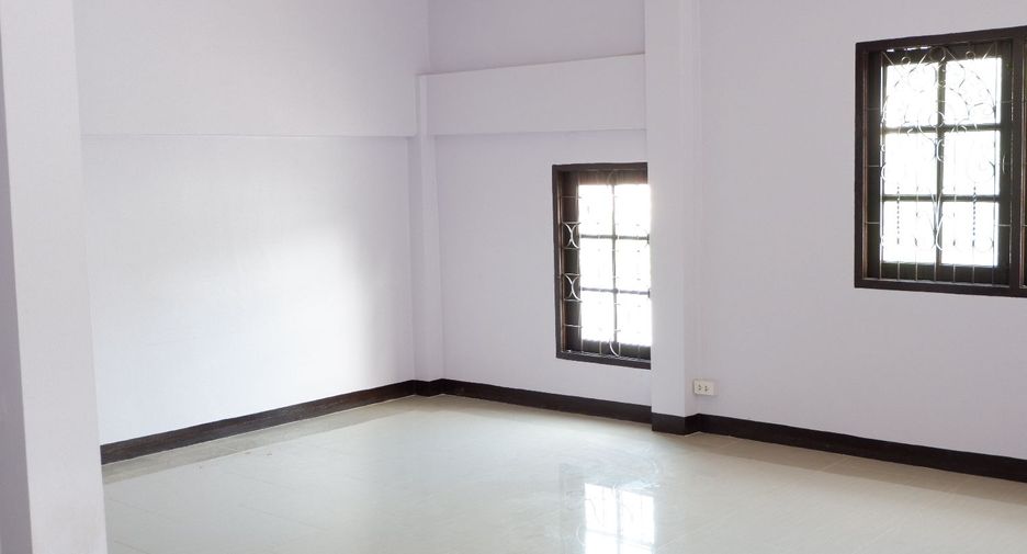 For rent 4 bedrooms townhouse in Bangkok Noi, Bangkok