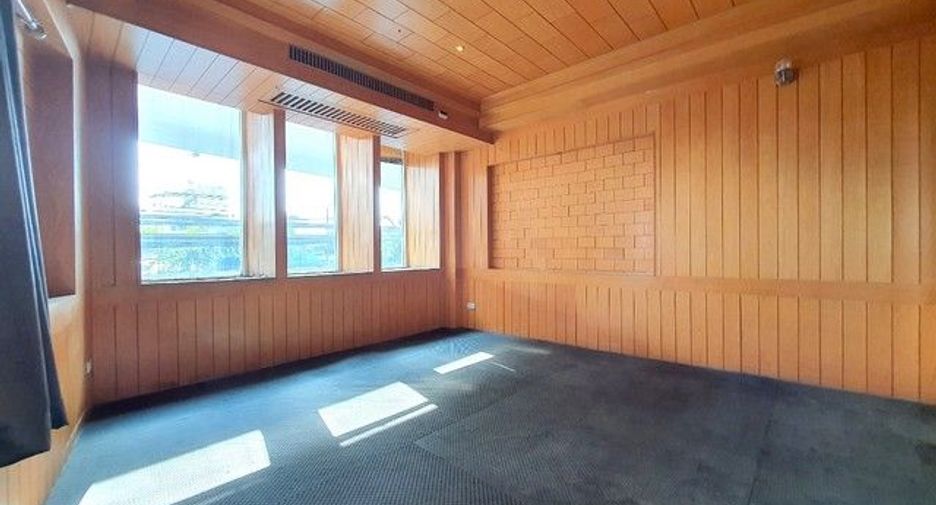 For sale 4 bedrooms retail Space in Khlong San, Bangkok