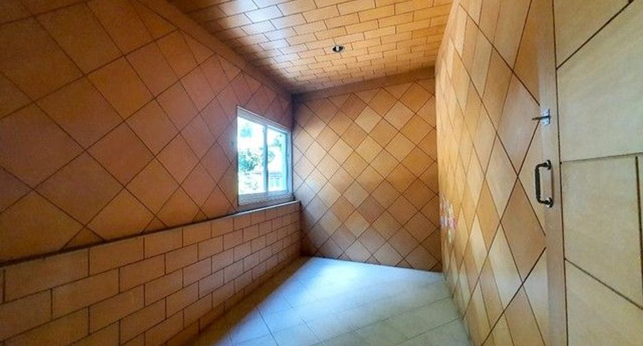 For sale 4 bedrooms retail Space in Khlong San, Bangkok