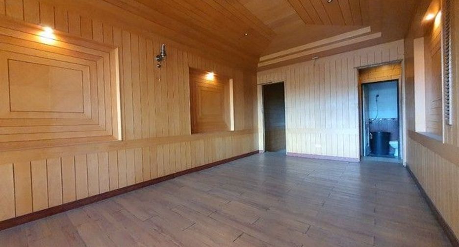 For sale 4 bedrooms retail Space in Khlong San, Bangkok
