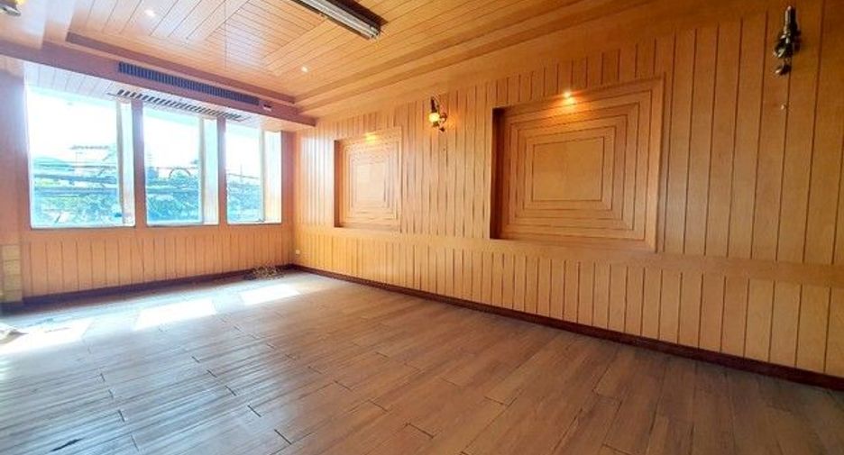 For sale 4 bedrooms retail Space in Khlong San, Bangkok