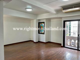 Casa adosada en alquiler de 8 habitaciones en Khlong Toei, Bangkok