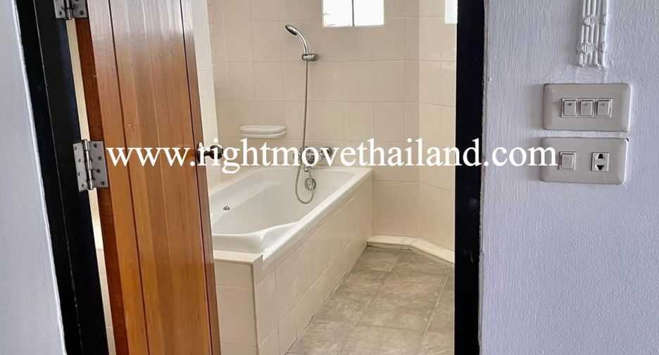 For rent 8 bedrooms townhouse in Khlong Toei, Bangkok