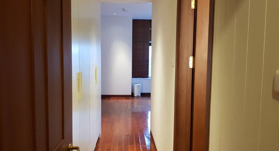 For rent 3 bedrooms condo in Pathum Wan, Bangkok