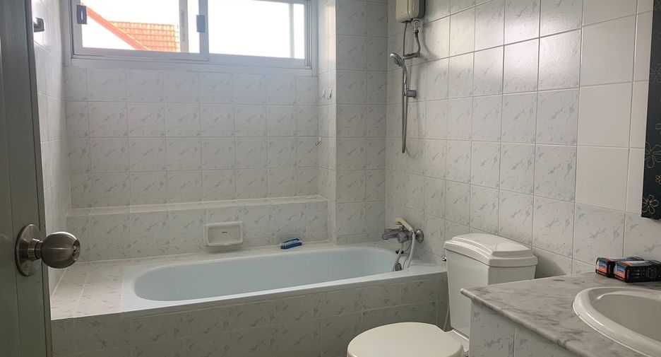 For rent and for sale 2 bed condo in Saphan Sung, Bangkok