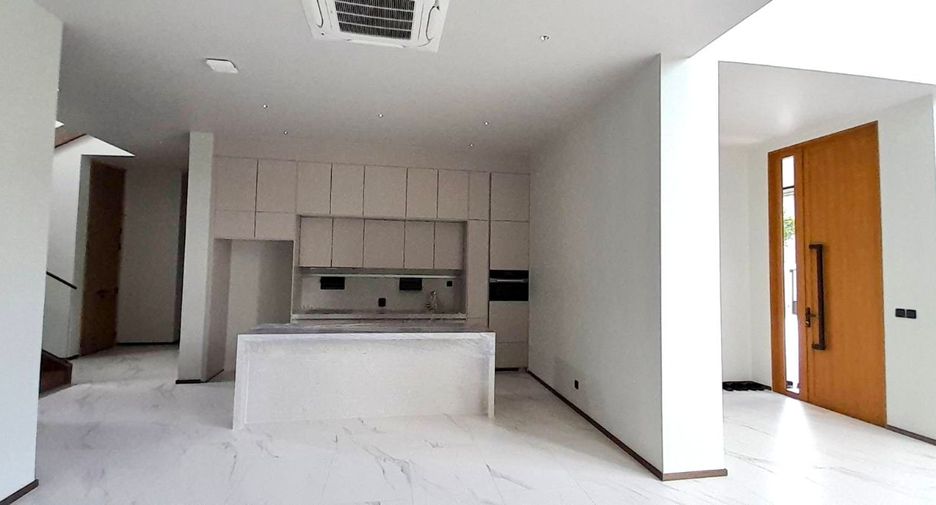 For rent and for sale 4 bedrooms house in Suan Luang, Bangkok