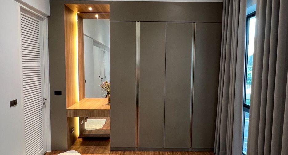 For rent 4 bedrooms townhouse in Watthana, Bangkok