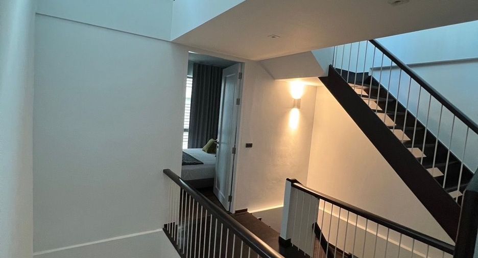For rent 4 bedrooms townhouse in Watthana, Bangkok