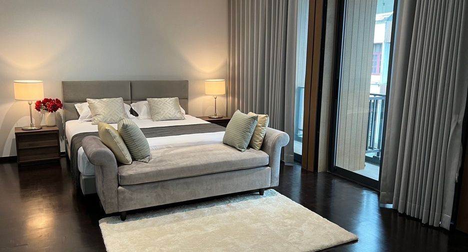 For rent 4 bedrooms townhouse in Watthana, Bangkok