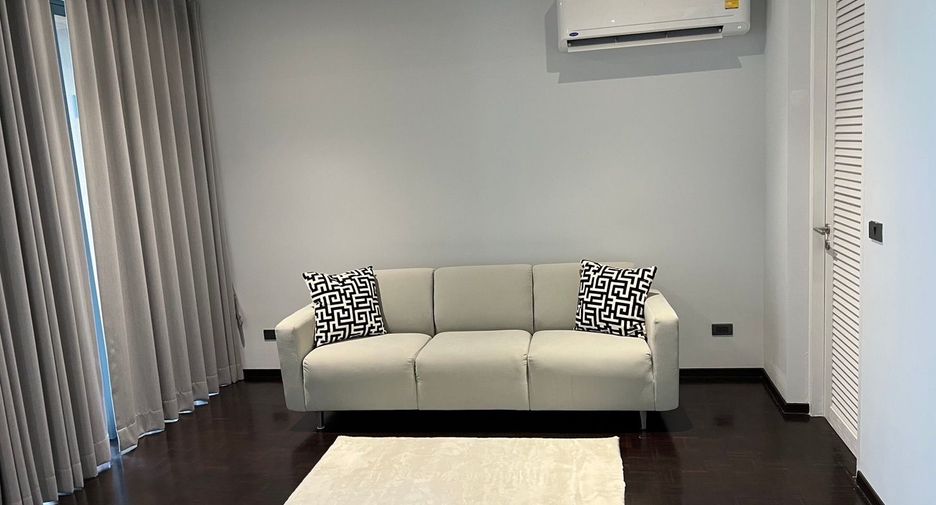 For rent 4 bedrooms townhouse in Watthana, Bangkok