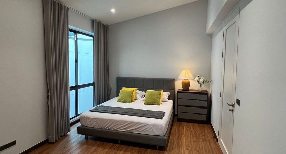For rent 4 bedrooms townhouse in Watthana, Bangkok