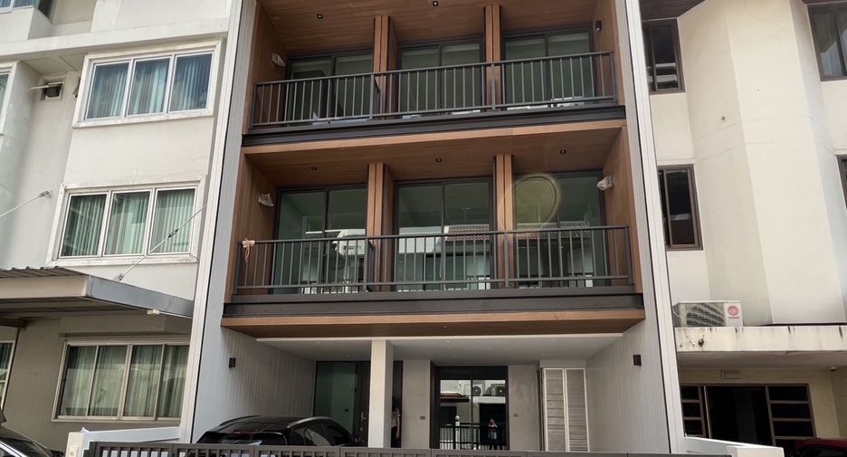 For rent 4 bedrooms townhouse in Watthana, Bangkok