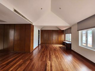 For rent 4 bedrooms house in Watthana, Bangkok