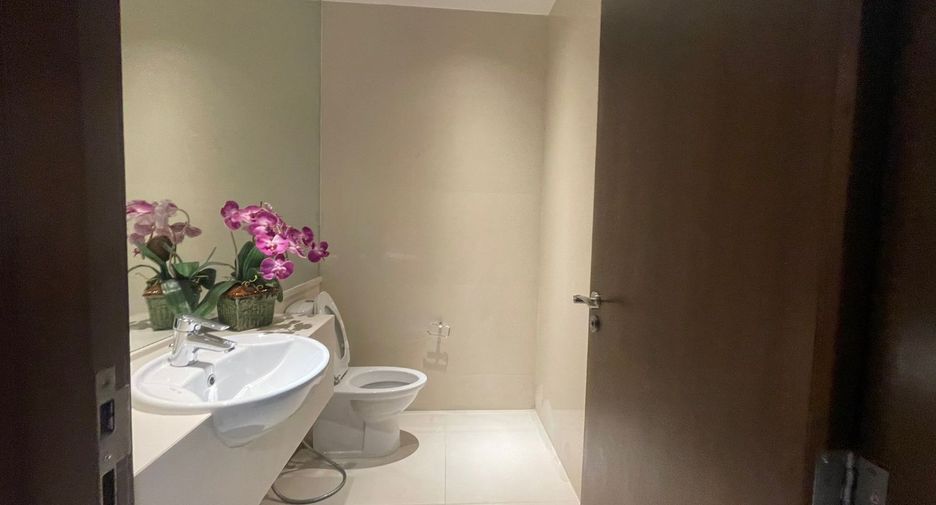 For rent 3 bedrooms condo in Pathum Wan, Bangkok