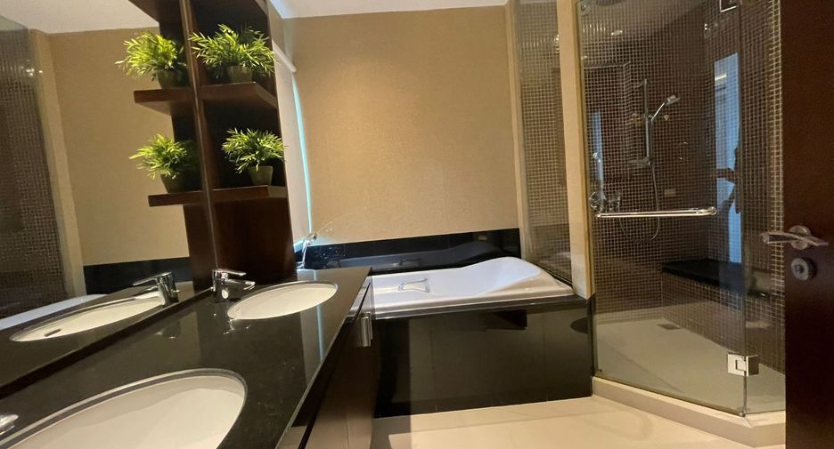 For rent 3 bedrooms condo in Pathum Wan, Bangkok