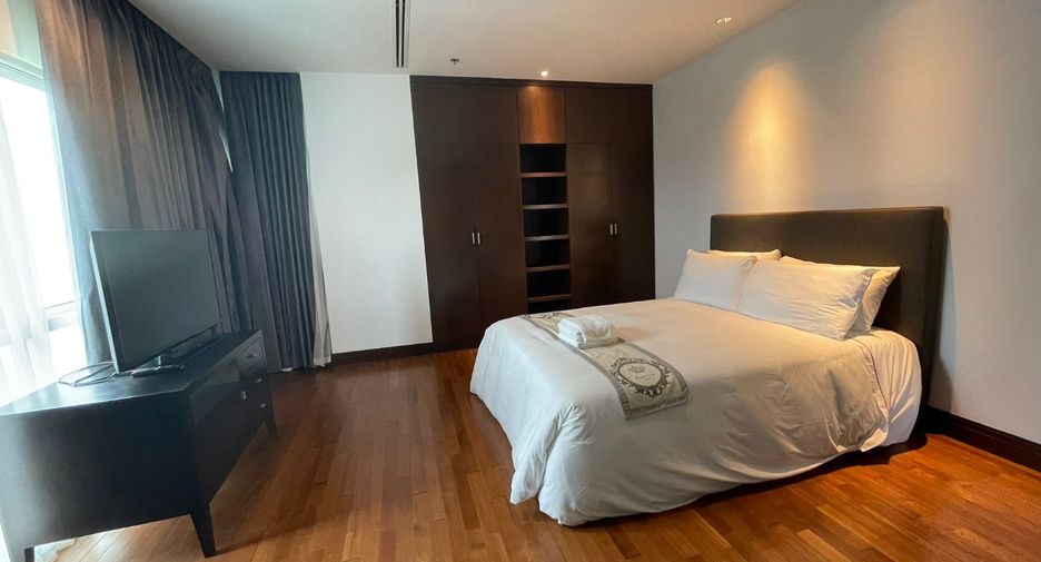 For rent 3 bedrooms condo in Pathum Wan, Bangkok