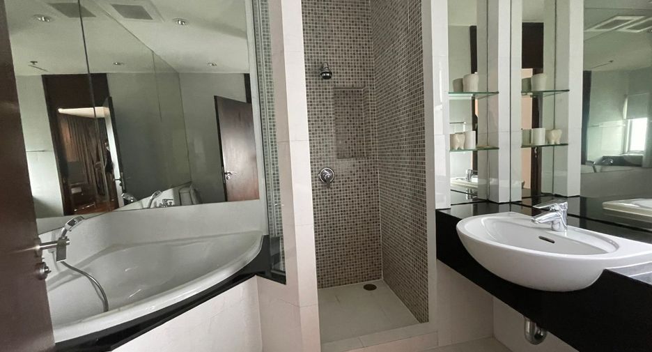 For rent 3 bedrooms condo in Pathum Wan, Bangkok