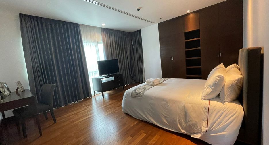 For rent 3 bedrooms condo in Pathum Wan, Bangkok
