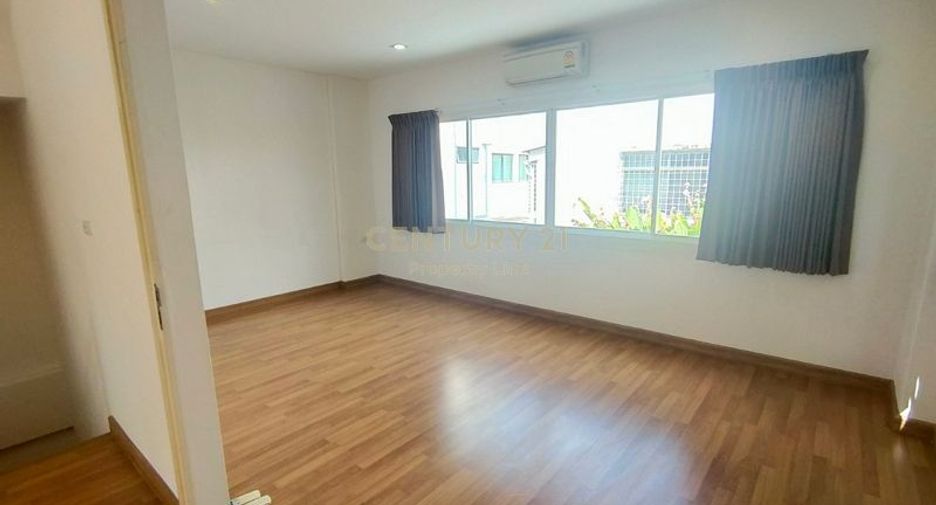 For rent 3 bedrooms townhouse in Chatuchak, Bangkok