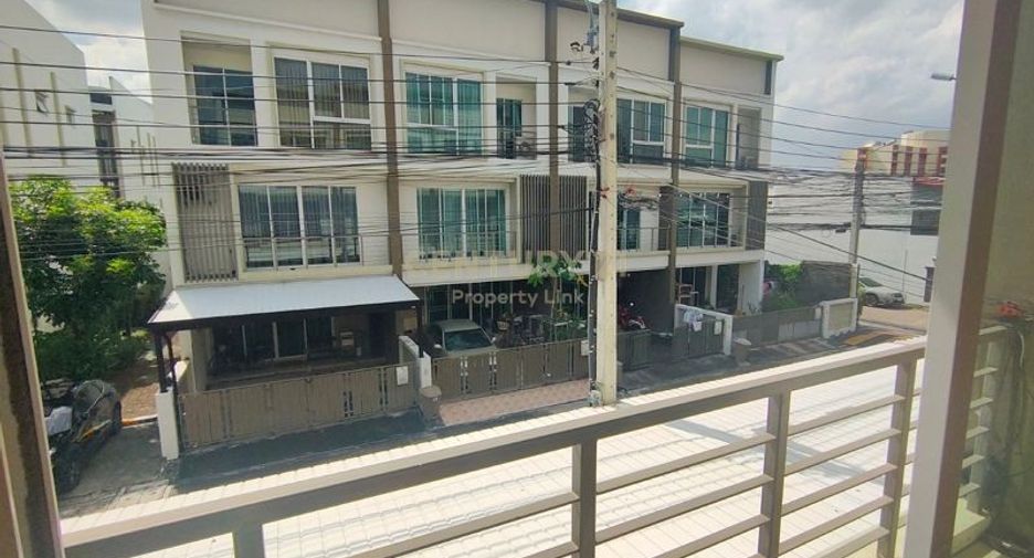 For rent 3 bedrooms townhouse in Chatuchak, Bangkok