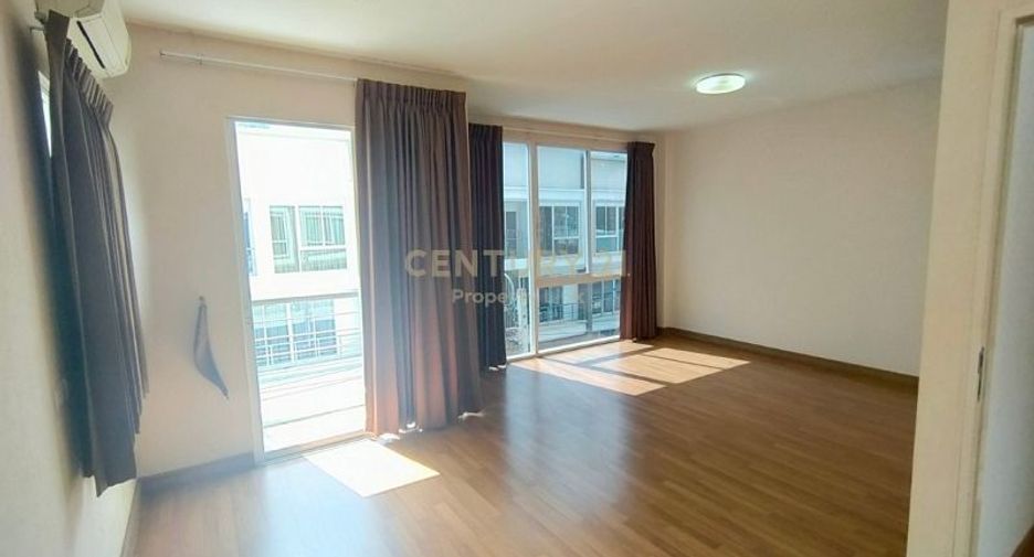 For rent 3 bedrooms townhouse in Chatuchak, Bangkok