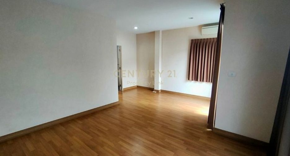 For rent 3 bedrooms townhouse in Chatuchak, Bangkok