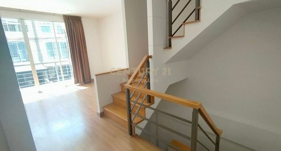 For rent 3 bedrooms townhouse in Chatuchak, Bangkok