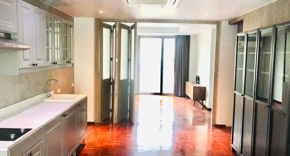 Casa adosada en alquiler de 4 habitaciones en Khlong Toei, Bangkok