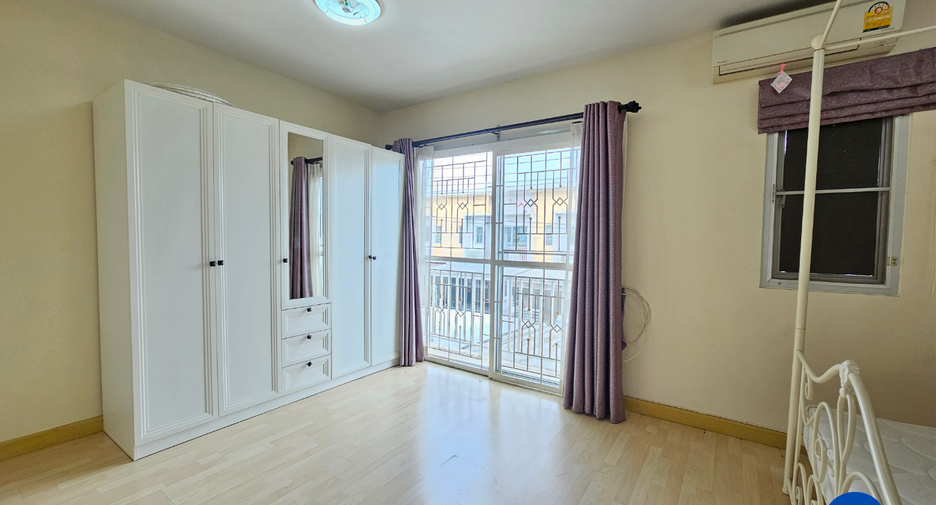 For sale 3 bedrooms townhouse in Sai Mai, Bangkok