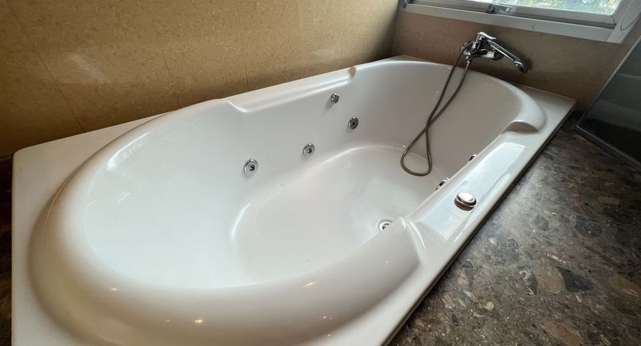 For rent 4 bedrooms apartment in Sathon, Bangkok