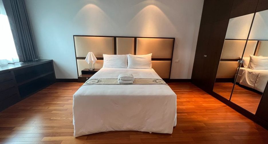For rent 4 bedrooms apartment in Sathon, Bangkok