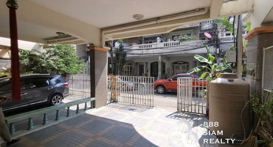 For sale 3 bedrooms townhouse in Bang Phlat, Bangkok