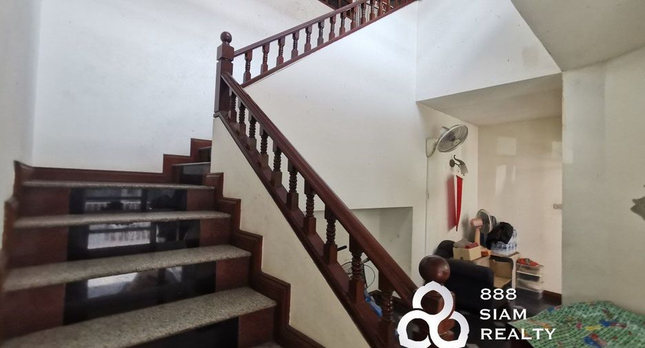 For sale 3 bedrooms townhouse in Bang Phlat, Bangkok