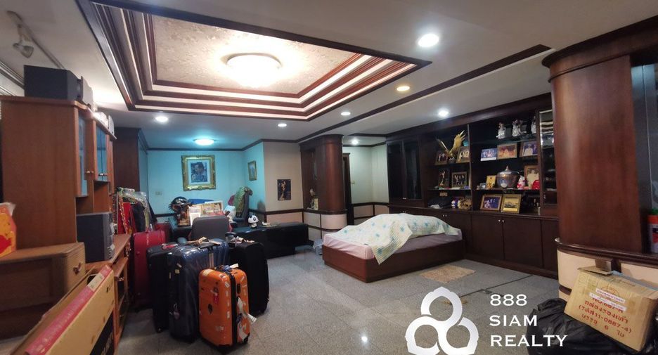 For sale 3 bedrooms townhouse in Bang Phlat, Bangkok