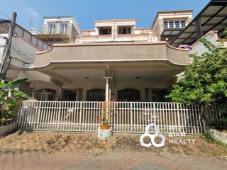 For sale 3 bedrooms townhouse in Bang Phlat, Bangkok