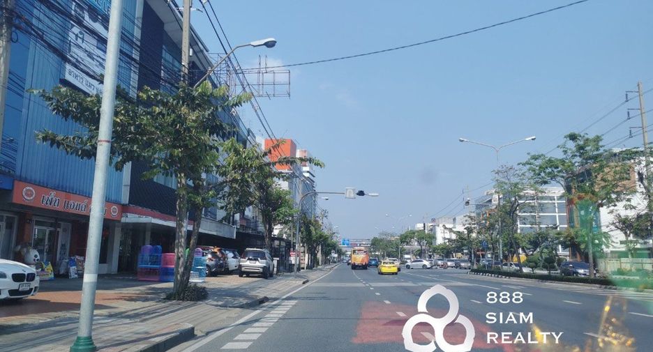 For sale 3 bedrooms townhouse in Bang Phlat, Bangkok