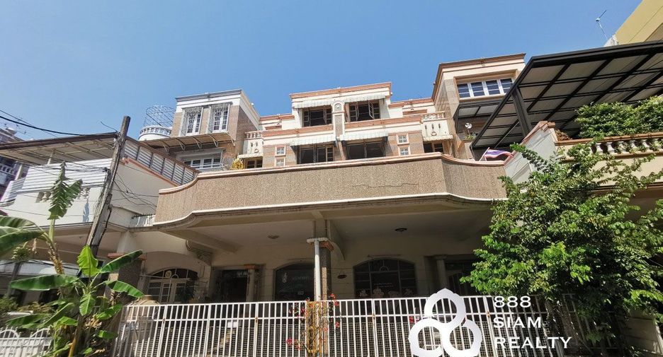 For sale 3 bedrooms townhouse in Bang Phlat, Bangkok