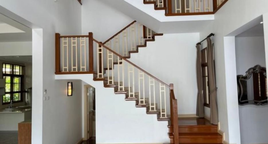For rent 4 bedrooms house in Watthana, Bangkok