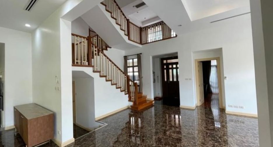 For rent 4 bedrooms house in Watthana, Bangkok
