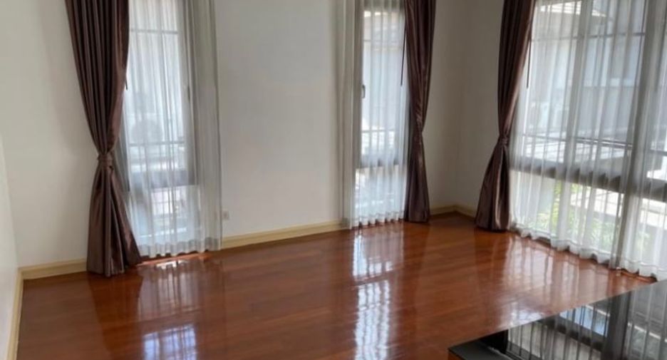 For rent 4 bedrooms house in Watthana, Bangkok