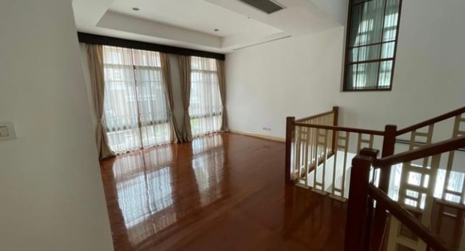 For rent 4 bedrooms house in Watthana, Bangkok