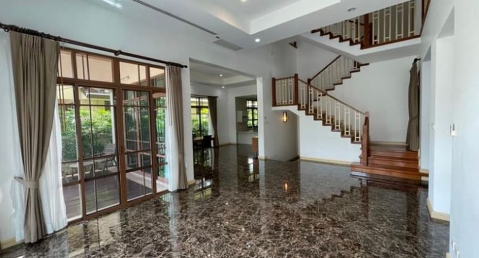 For rent 4 bedrooms house in Watthana, Bangkok