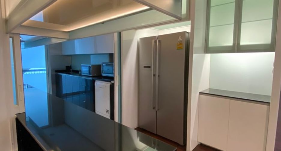 For rent 3 bedrooms condo in Pathum Wan, Bangkok